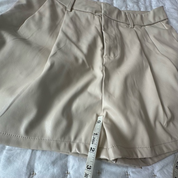 Women's Faux Leather Cream Shorts nwt large - Picture 3 of 6